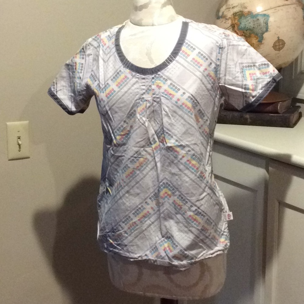 Sketchers patterned scrub top